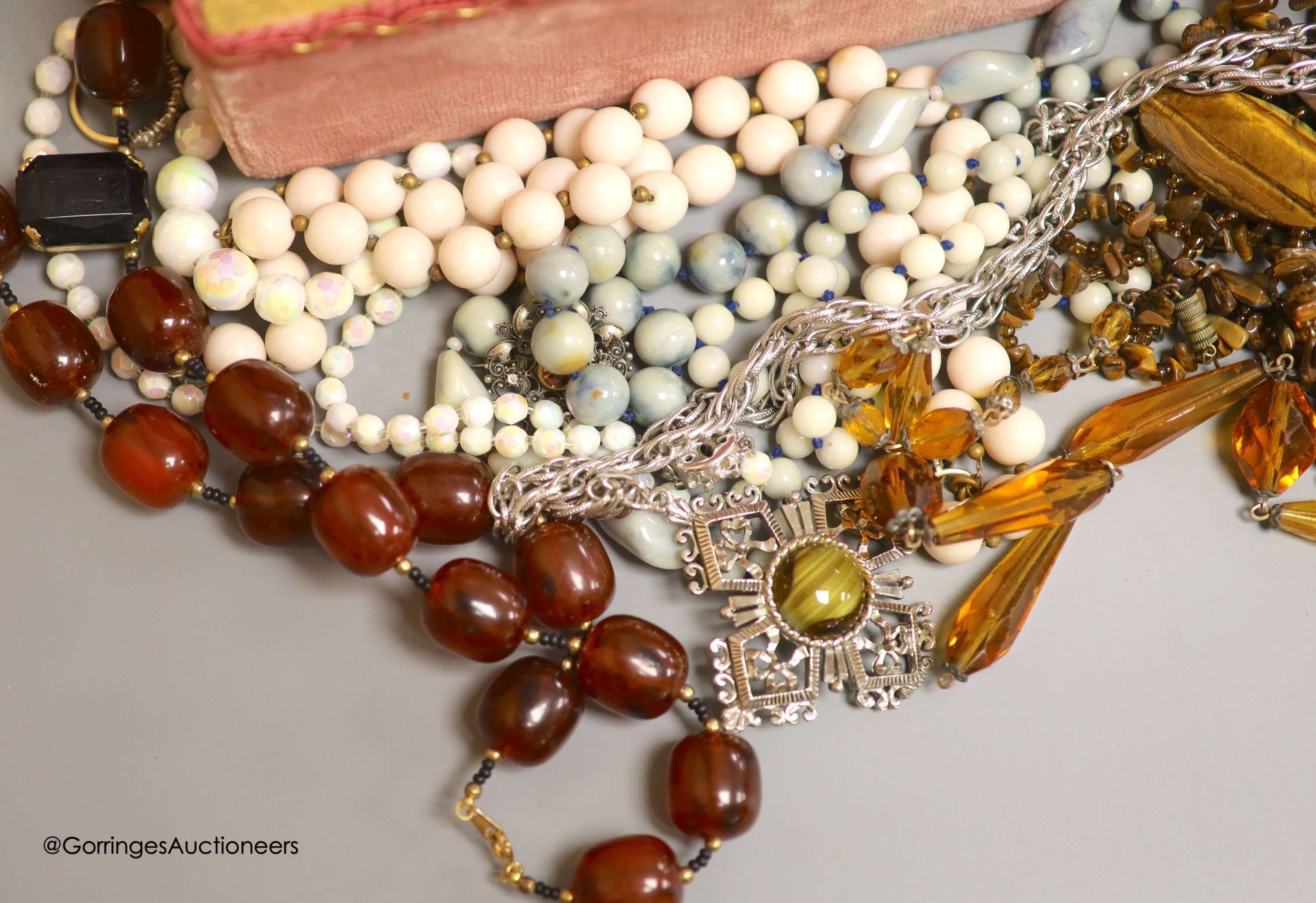 A quantity of assorted costume jewellery.